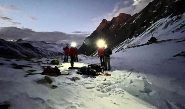 Zirveye yaklaşan dağcılar