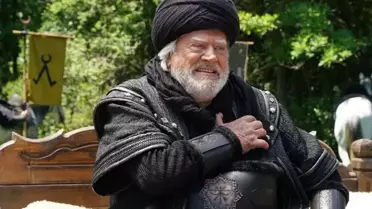 Cüneyt Arkın’ın Vefa Ödülü Sahnesinde Torunu Zeynep’in Duygusal Açıklamaları