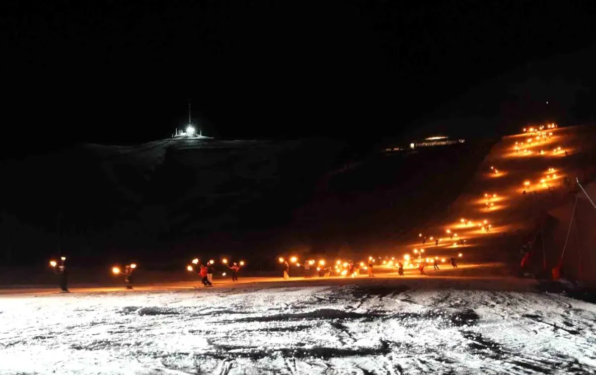 Palandöken'de Işıklar ve Meşalelerle 2025‑2026 Kış Sezonu Açıldı
