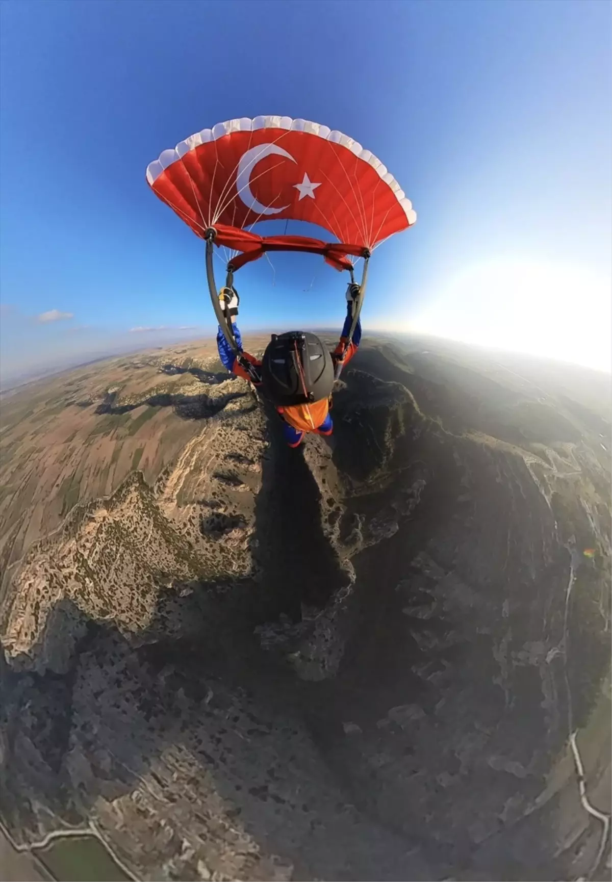 Uşak'ta Yüksekten Gelen Heyecan: Serbest Paraşüt Gösterisi