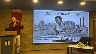 Panelde Dr. Cemil Hakan Kılıç konuşma yapıyor