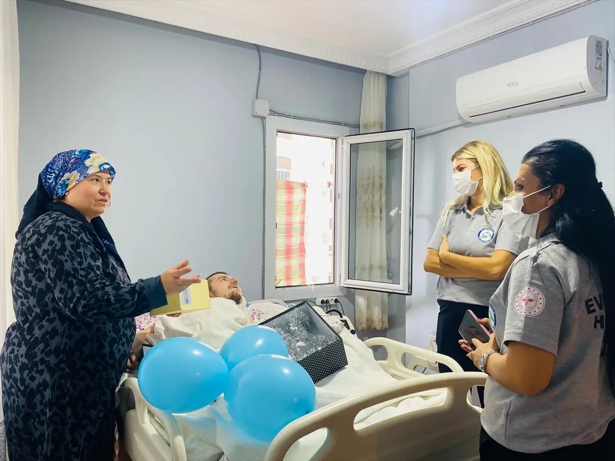 Adana’da Yatak Bağımlı Genç İçin Sürpriz Doğum Günü: Projeksiyonla Büyük Ekranda Film Keyfi