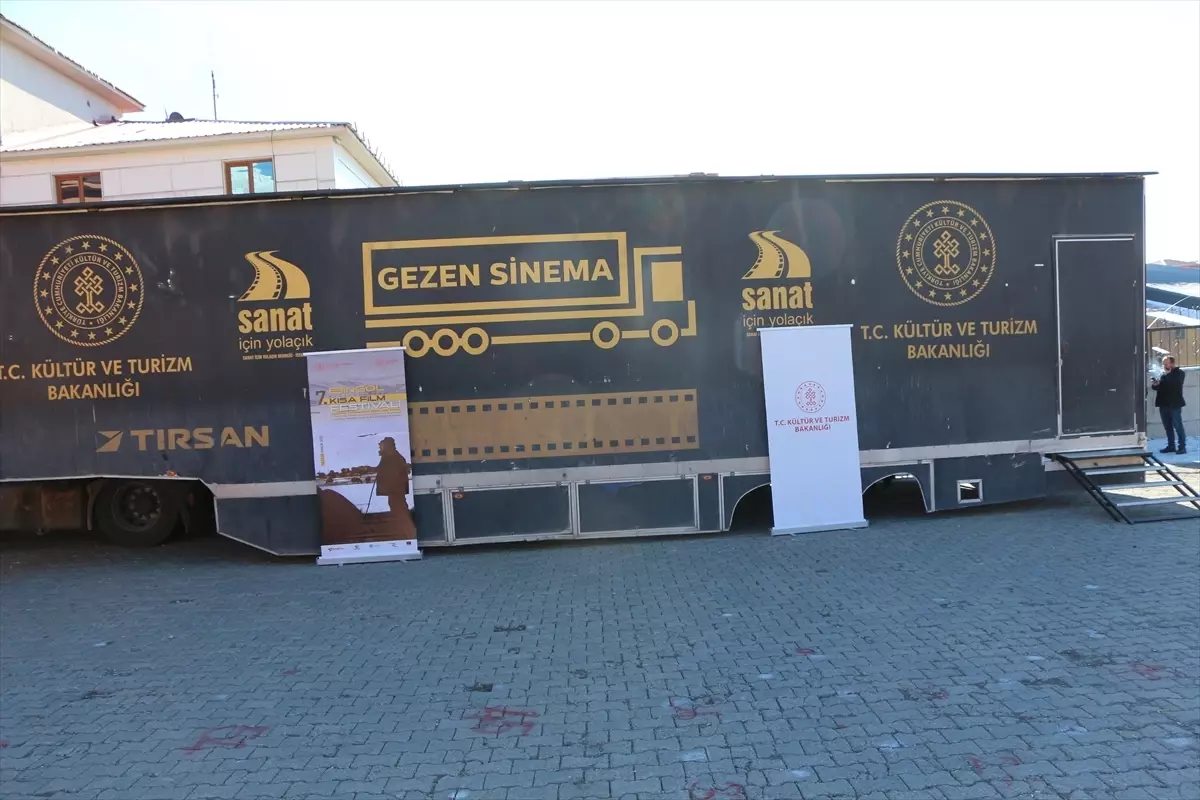 Gezen Sinema Tırı Karlıova’da Çocuklara Ücretsiz Film Keyfi