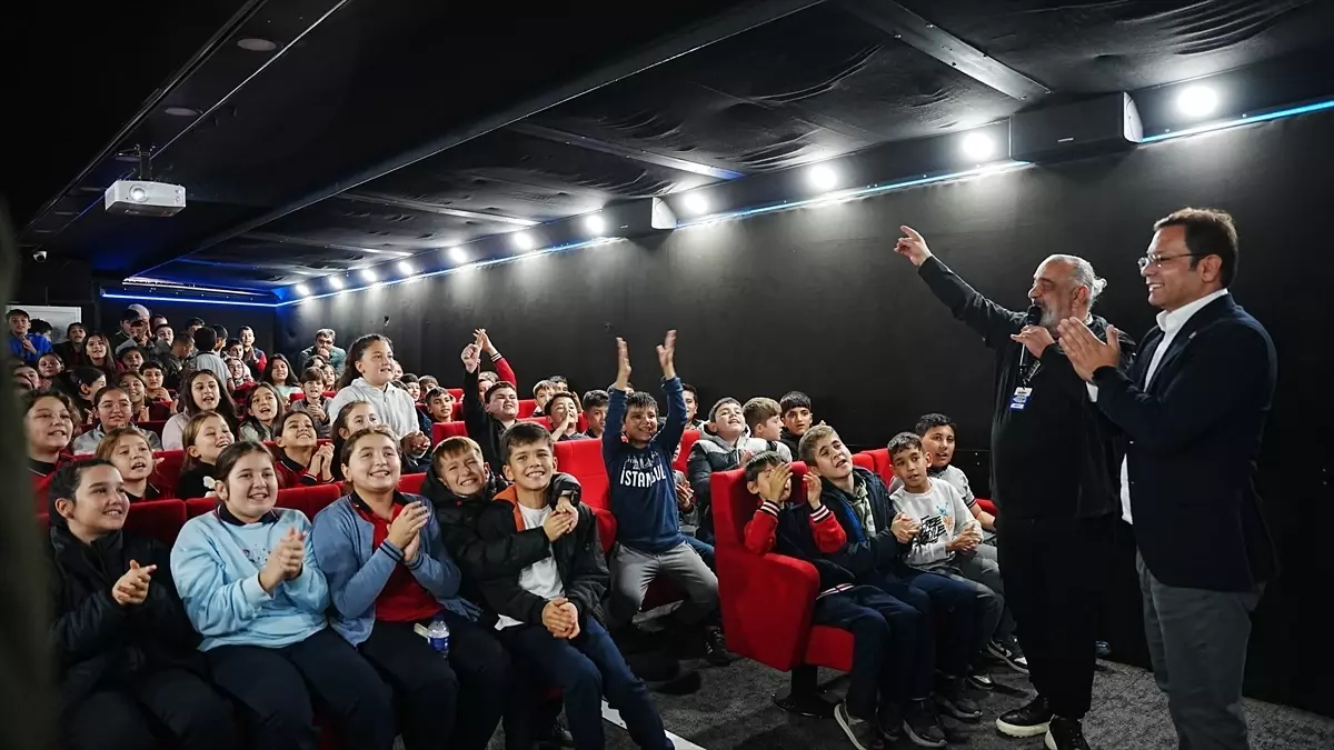 Sındırgı’da Çocuklar Gezen Sinema Tırısı ile Moral Buldu