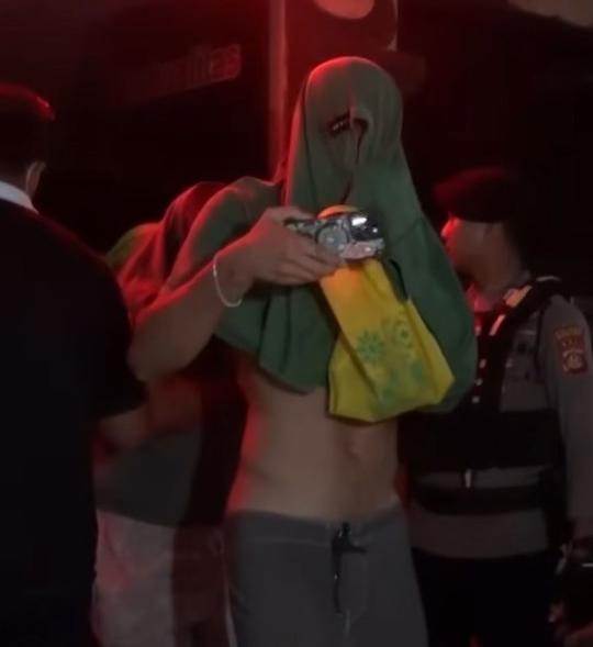 Polis memurları baskın sırasında