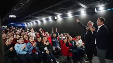 Sındırgı’da Çocuklar Gezen Sinema Tırısı ile Moral Buldu