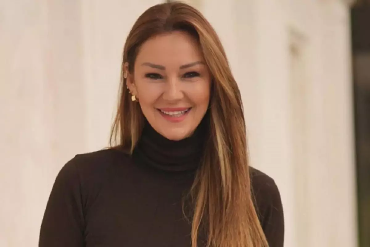 Pınar Altuğ'un Derin Göğüs Dekolteli Kıyafeti Gecenin Gözdesi Oldu