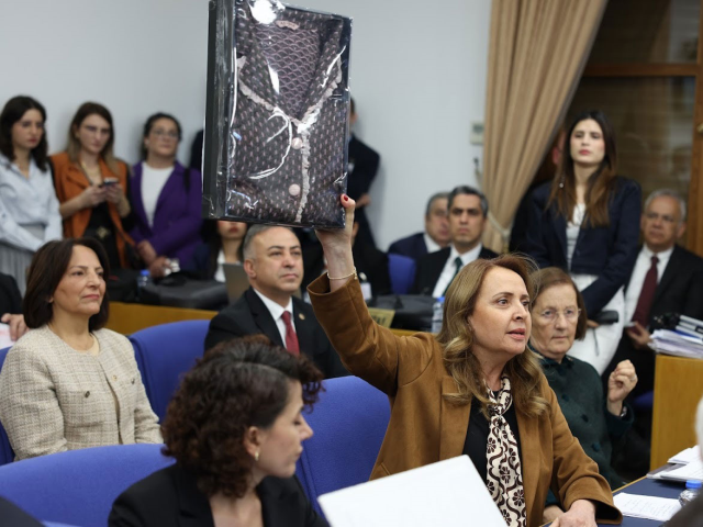 Semra Dinçer hırkayı gösterirken