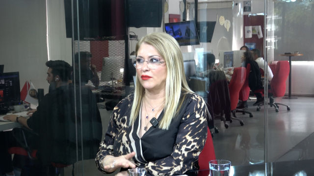 Röportaj sırasında Sonay Öztan Gökhan