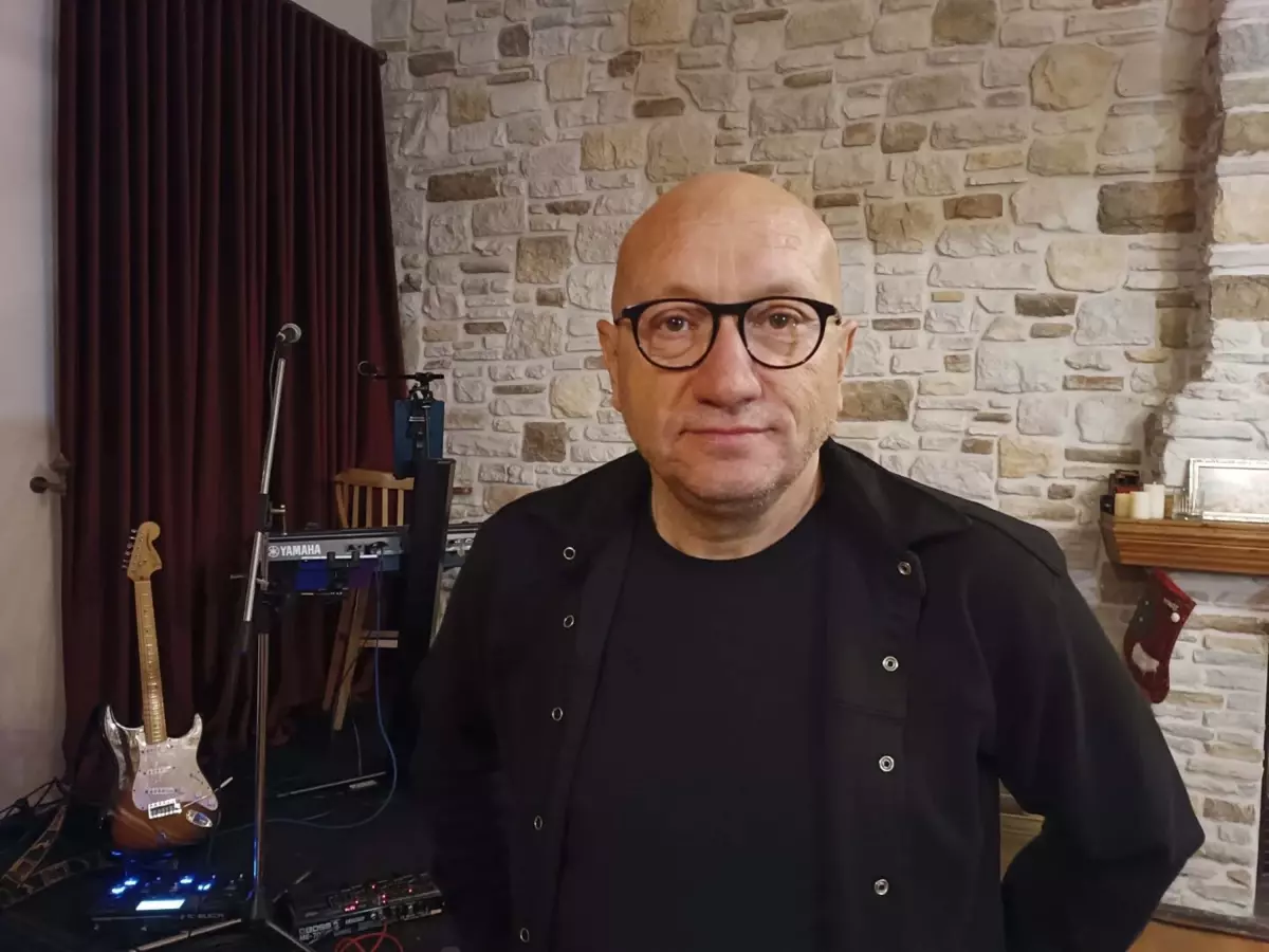 Mühendis ve Cerrahların Amatör Grubu “Hastasıyım Doktor” İzmir’de Öğrencilere Yemek Bursu Sağladı