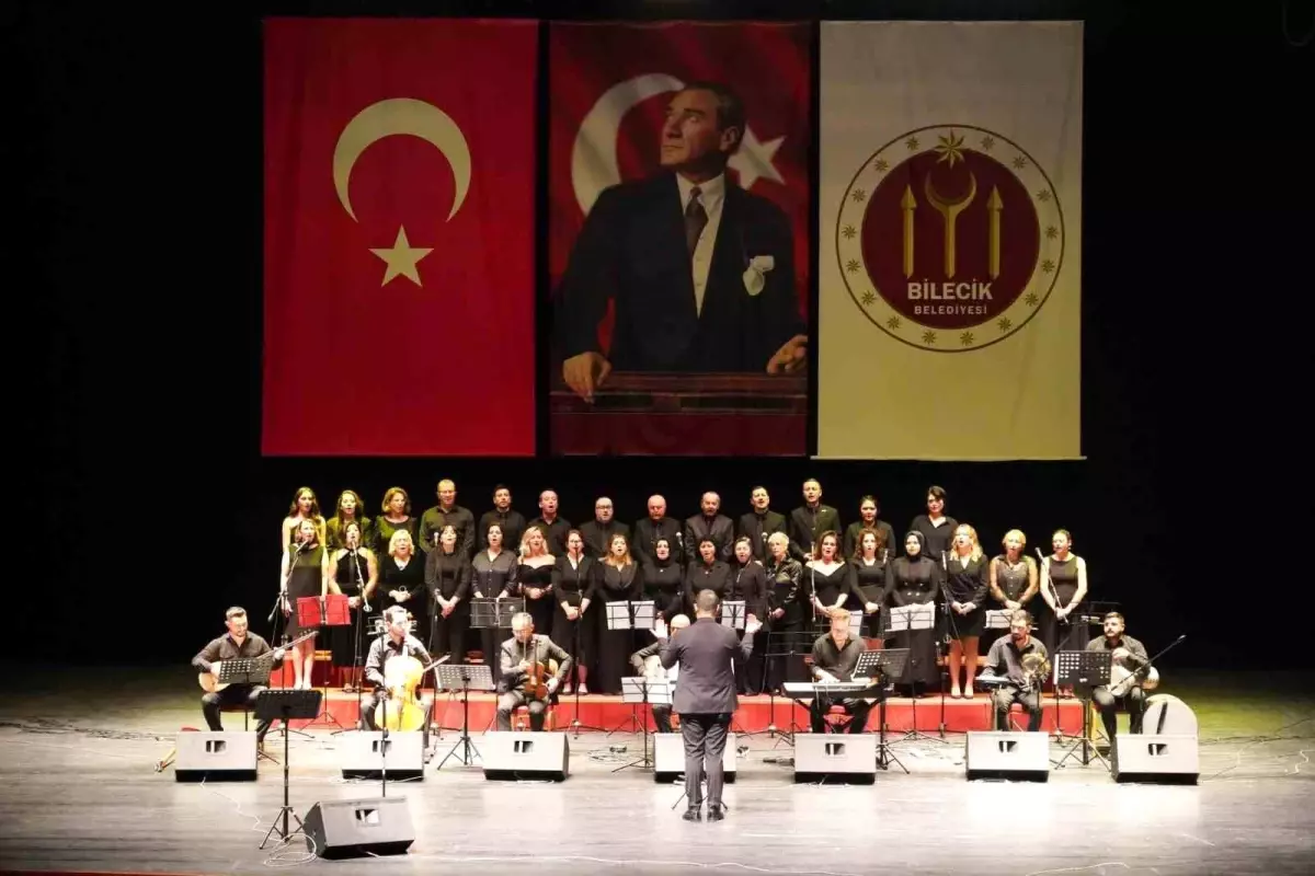 Bilecik’te Atatürk’ü Anma Konseri, Şarkılar ve Çiçeklerle Duygusal Anlara Sahne Oldu