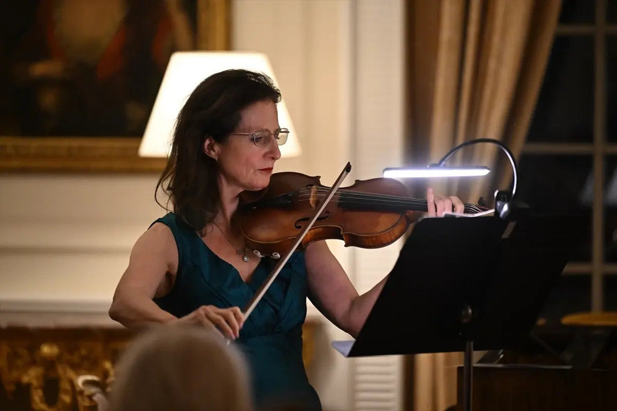 Madeleine Mitchell, Ankara’da Büyüleyici Keman Performansıyla Sahne Aldı