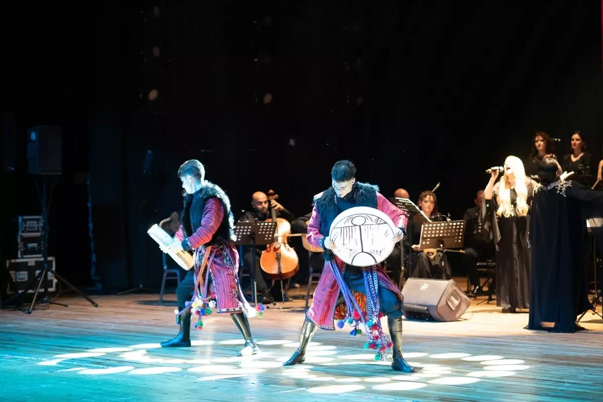 İzmir’de 90. Yıl Coşkusuyla Türk Dünyası Dans ve Müzik Topluluğu Sahne Aldı