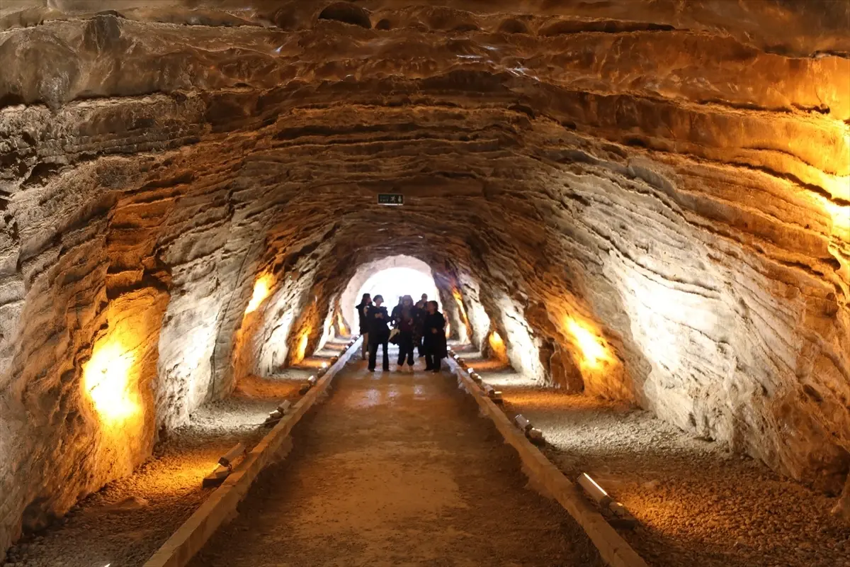 Türk Dünyası Korosu Tuzluca Tuz Mağaraları'nda Büyüleyici Akustik Konserine Sahne Oldu