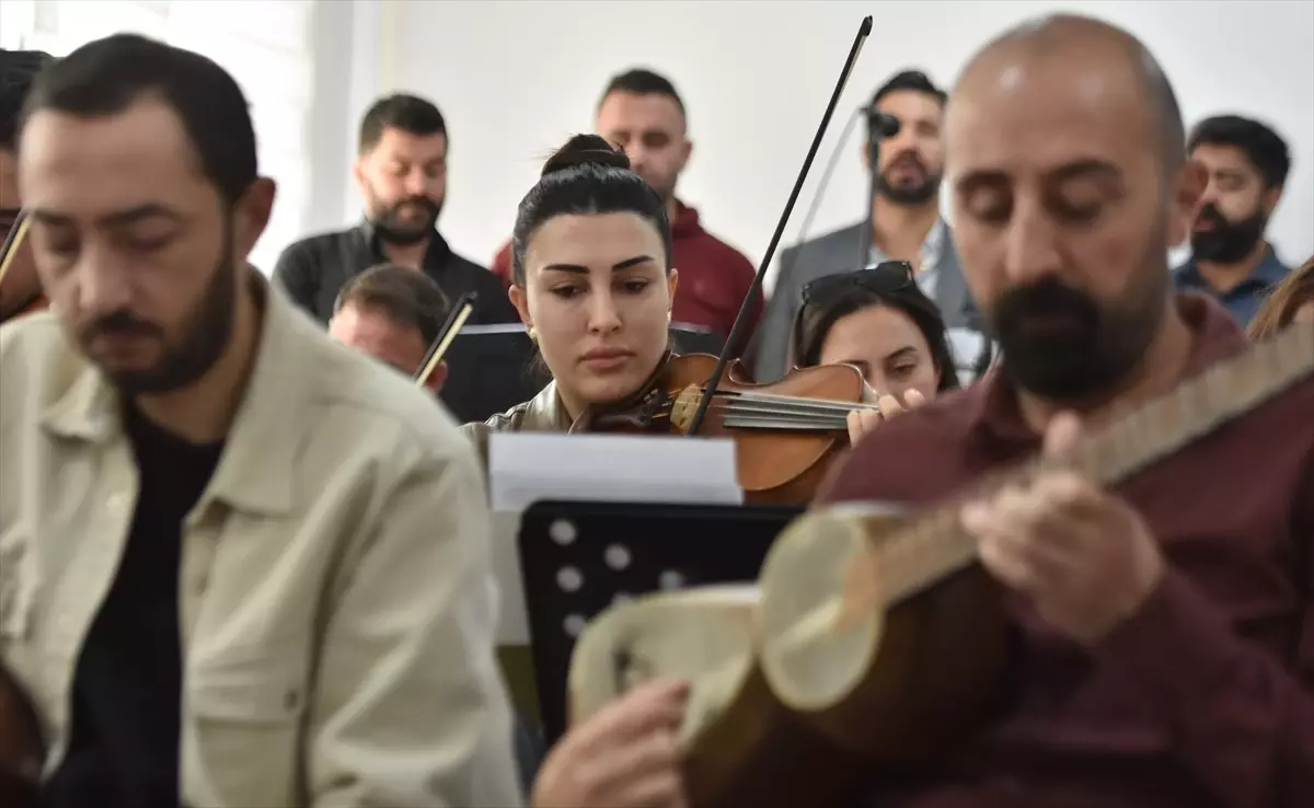 Van’da 42 Müzik Öğretmeninden Oluşan Koro, Öğretmenler Günü’nde Sahne Alıyor