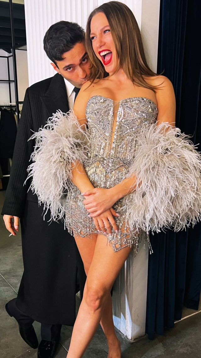 Mert Demir, Serenay Sarıkaya'nın omzunu öpüyor