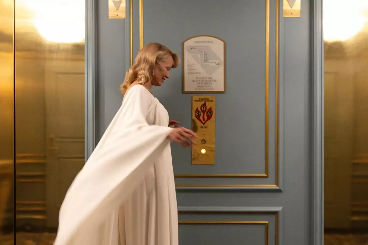 Pamela Anderson'in Bakır Tonlu Saçları Paris Moda Haftası'nda Gündemde