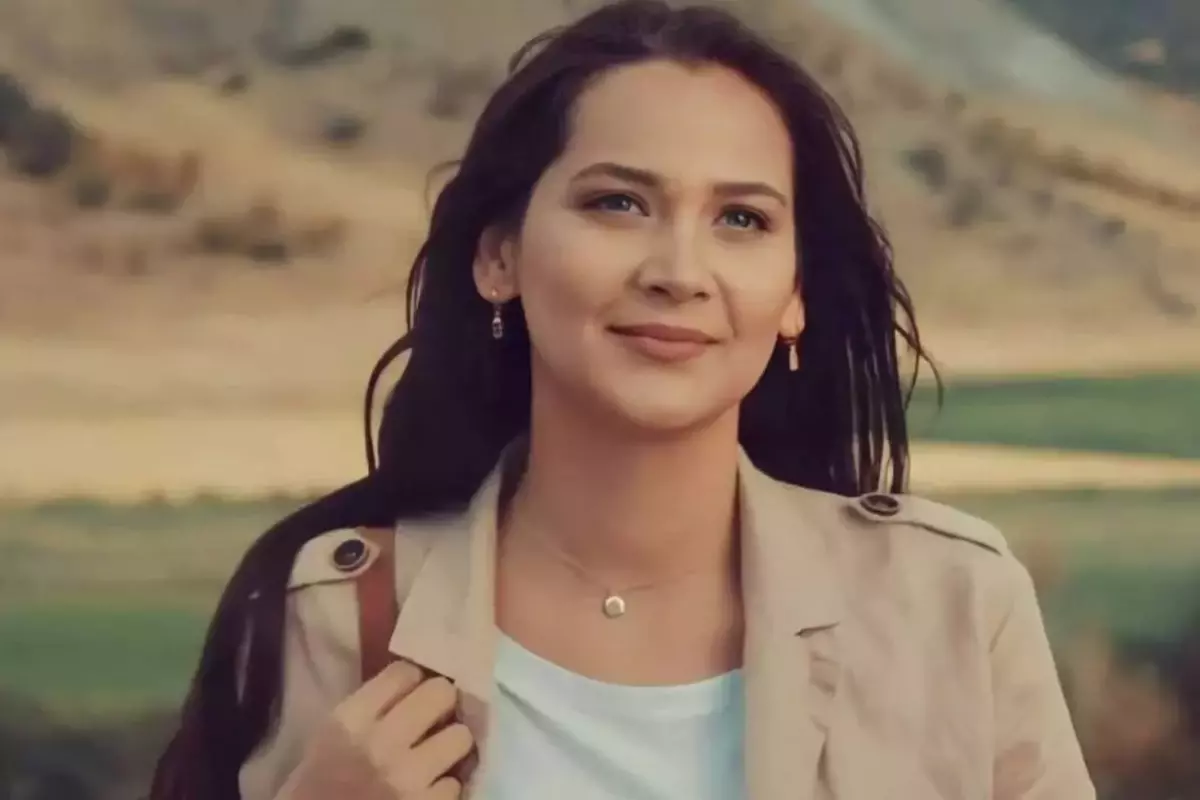 Gülsim Ali, siyah mini elbisesiyle kırmızı halıda zarafet sundu