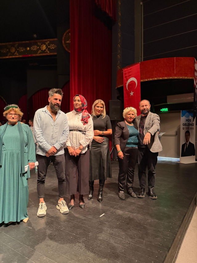 Etkinlik sahnesi ve kostümler