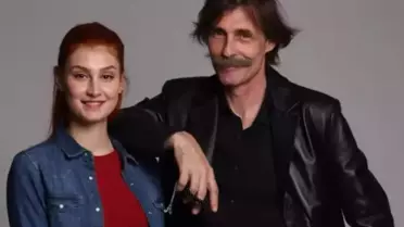 Derin Beşikçioğlu, Kısa Kot Şort ve Uzun Deri Ceketiyle Galada Fark Yarattı