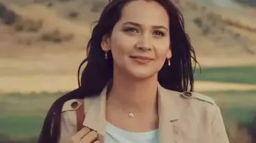 Gülsim Ali, siyah mini elbisesiyle kırmızı halıda zarafet sundu