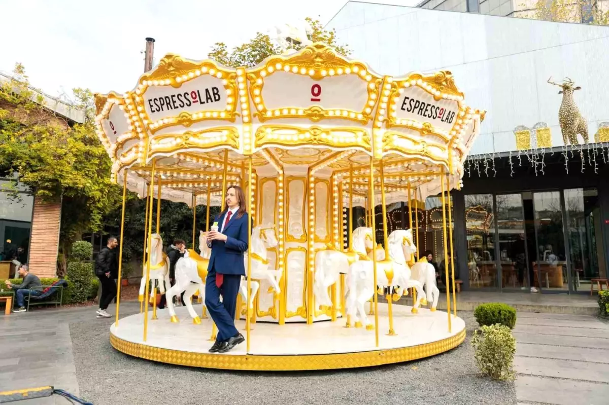 Tommy Cash İstanbul’da Kahve Molasında Flashmob Şovuna İmza Attı