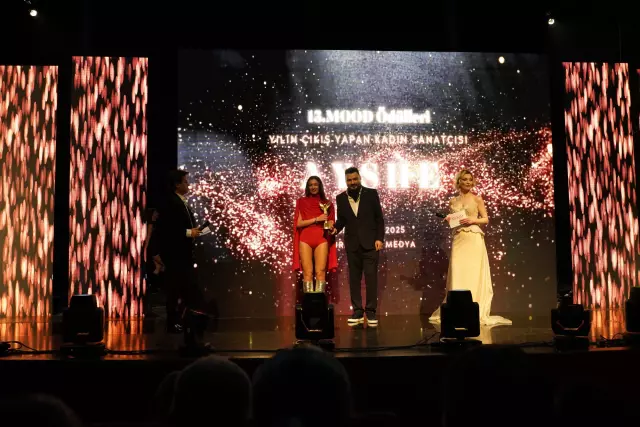 Turgay Kıran sahnede kutlama anı