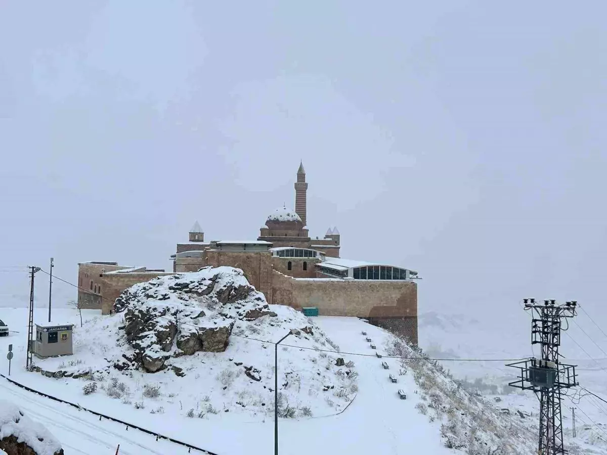İshak Paşa Sarayı Kışın Büyüsüyle Bembeyaz Bir Masala Dönüştü