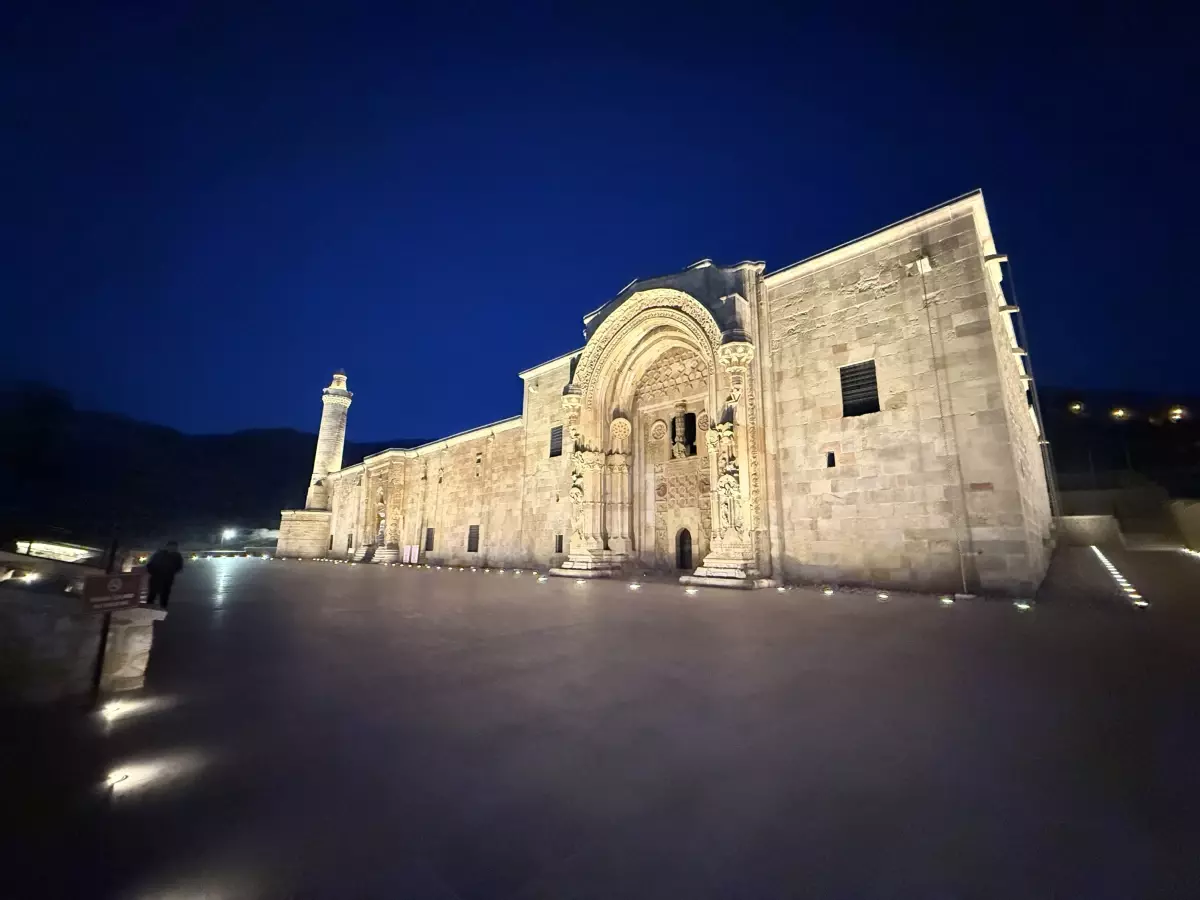 Divriği Ulu Camii'nin Gece Işıltısı: Restorasyon Sonrası Aydınlatma Harikası