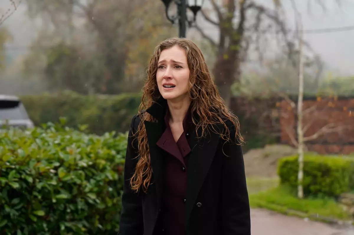 Oya Unustası, Berrak’ın Çelişkili Dünyasını Anlatıyor