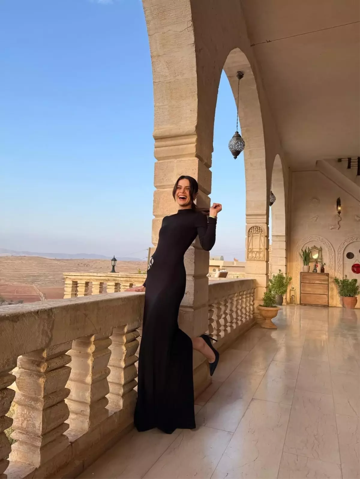 Sinem Ünsal'ın Siyah Elbisesi Albora Konağı'nda Büyüledi