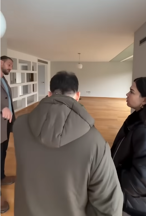 Geniş oturma odası ve panoramik pencereler