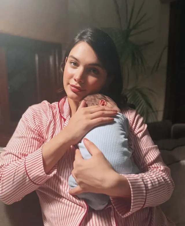 Beste Kökdemir'in bebekle poz verdiği an