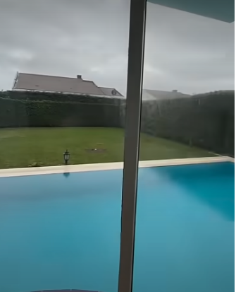 Özel yüzme havuzu ve bahçe