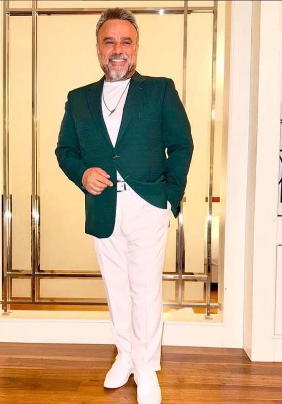 Bülent Serttaş sahne performansı sırasında