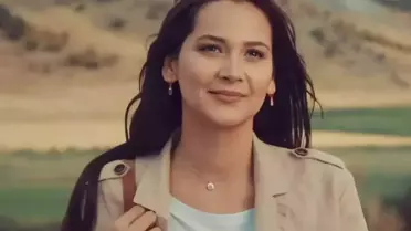 Gülsim Ali, zarif siyah mini elbisesiyle kırmızı halıda göz kamaştırdı