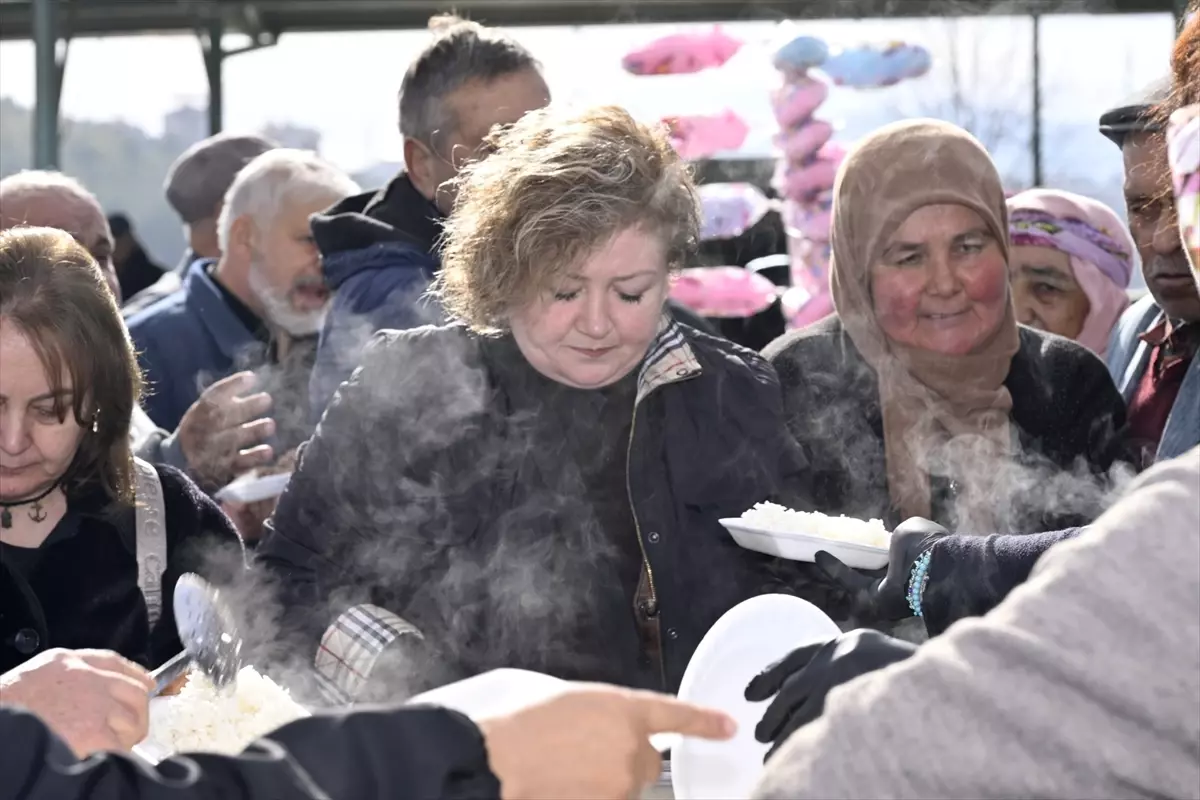 Demirci'de Afetlere Karşı Dayanışma Sofrası: 8 Bin Kişiye Kurban Etli İkram