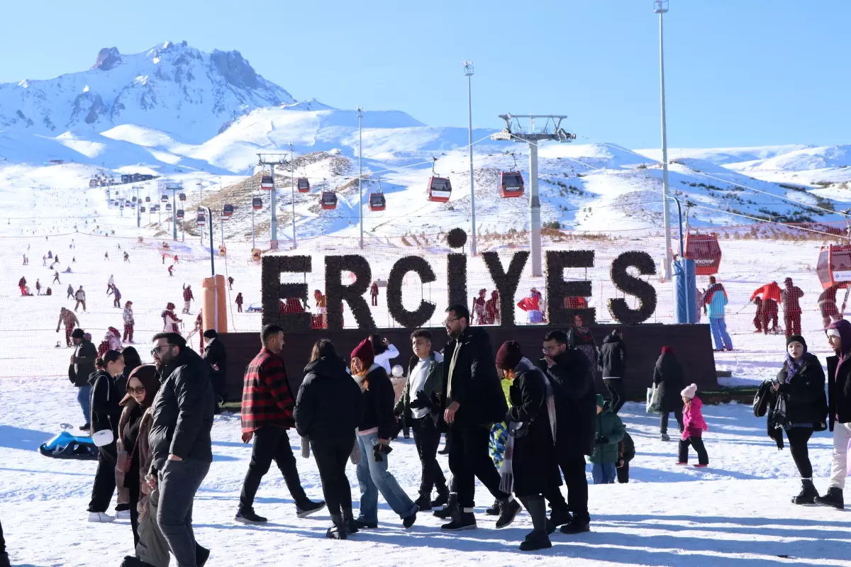 Erciyes Kayak Merkezi 2025 Sezonunu Coşkuyla Açtı: 3 Milyon Ziyaretçi Hedefi ve 250 Bin Ton Suni Kar