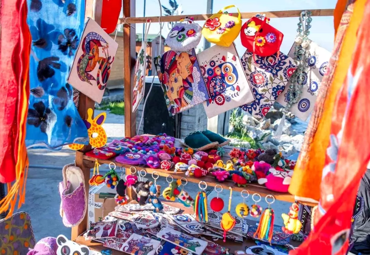 Kuşadası’nın Rengarenk Yılbaşı Pazarı Kapılarını Açtı