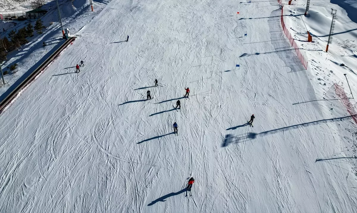 Palandöken Kayak Merkezi'nde Hafta Sonu Coşkusu: Aileler ve Turistler Buzun Keyfini Çıkarıyor