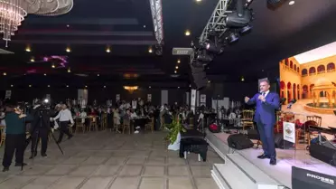 Vahap Seçer sahnede