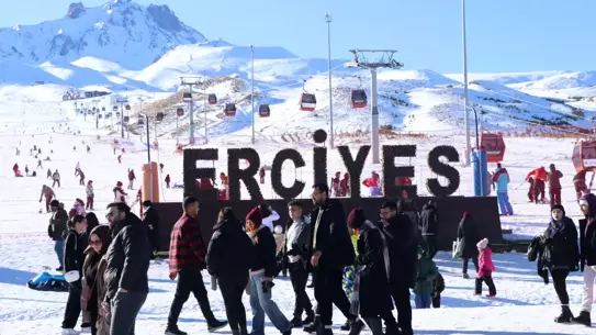 Erciyes Kayak Merkezi 2025 Sezonunu Coşkuyla Açtı: 3 Milyon Ziyaretçi Hedefi ve 250 Bin Ton Suni Kar