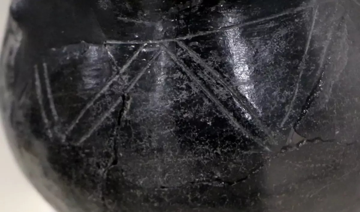 Karaz Seramiklerindeki Sembolik Motiflerin Derinliklerine Yolculuk