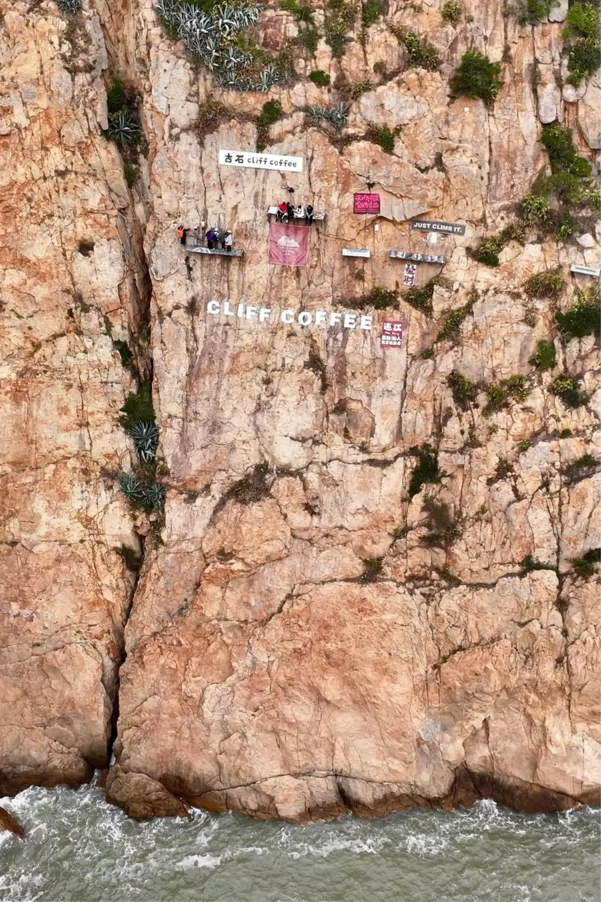 Uçurumun Üstünde Kahve Molası: Fujian’da Yeni Macera Trendi