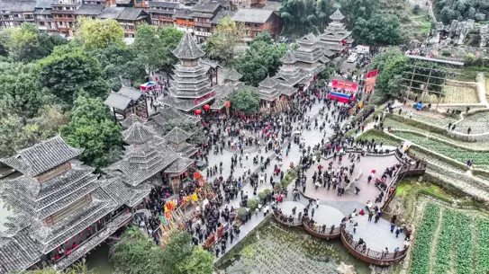 Dong yeni yılı kutlamalarında dans eden topluluk