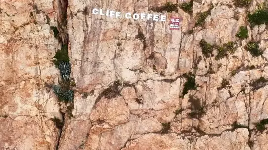 Uçurum kenarında kahve ve manzara fotoğrafı