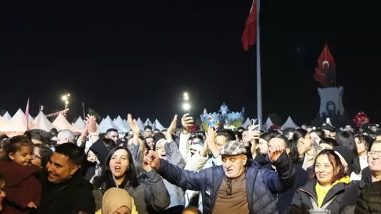 İskenderun’da Yeni Yıl Şenliği Coşkusu Selçuk Balcı’nın Konseriyle Açıldı