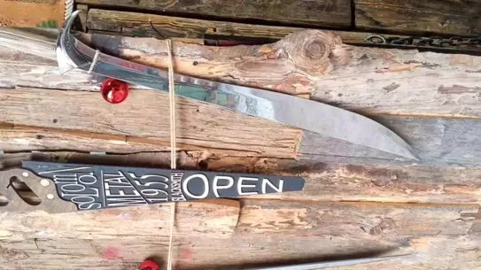 Demirci atölyesinde çalışan usta