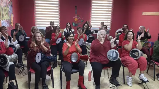 Darbuka Ritimleriyle Hayata Yeniden Tutunan 61 Yaşındaki Kadın