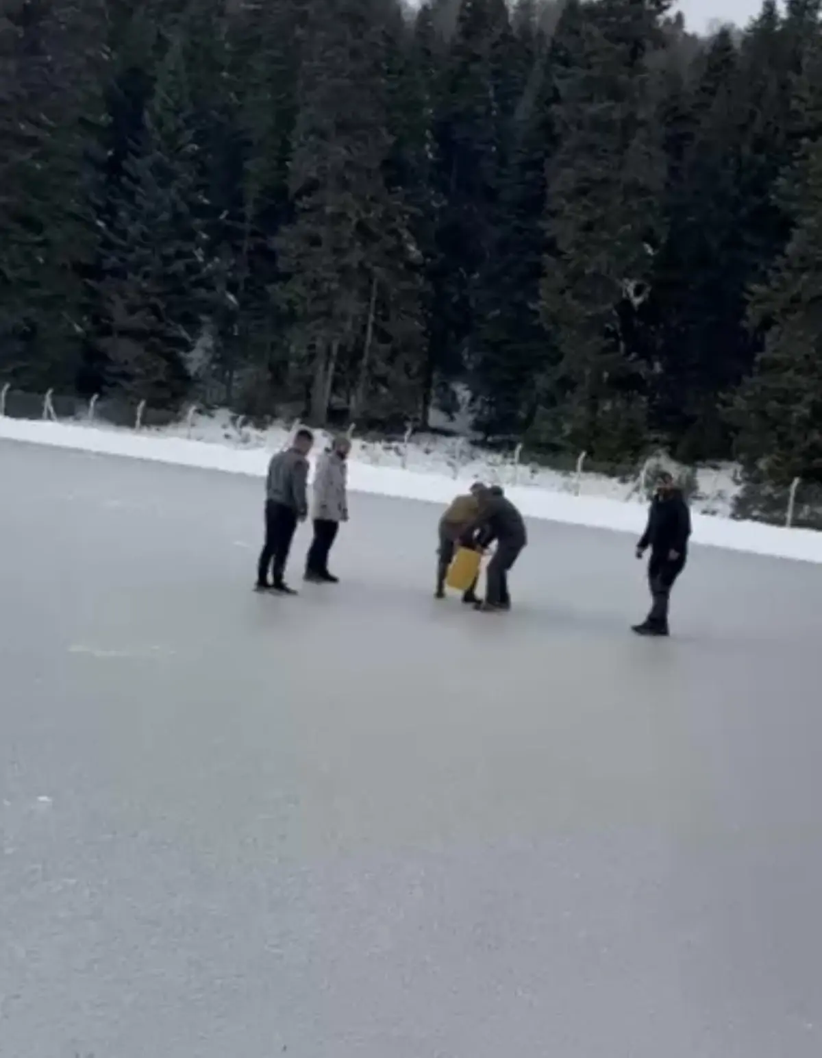 Bartın Gezen Göleti'nde Motorlu Testereyle Buz Kesildi: Tehlikeli Anlar